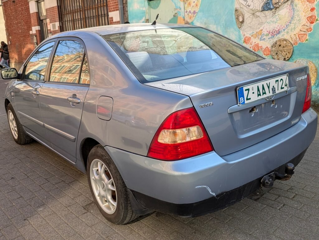 TOYOTA COROLLA SEDAN 2004 À 2699 EUROS